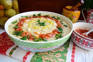 Pasta de fasole cu sos de ceapa caramelizata