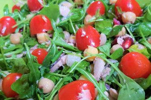 Salata de rucola cu ton si naut