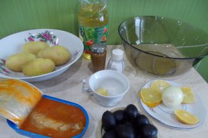 Salata de cartofi, cu file de macrou in sos tomat