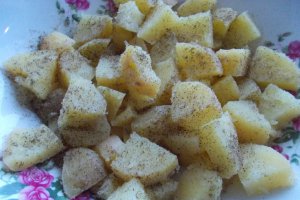 Salata de cartofi, cu file de macrou in sos tomat