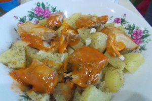 Salata de cartofi, cu file de macrou in sos tomat