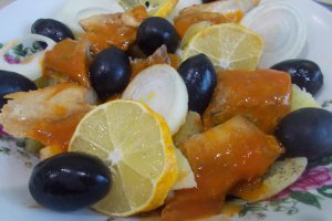 Salata de cartofi, cu file de macrou in sos tomat