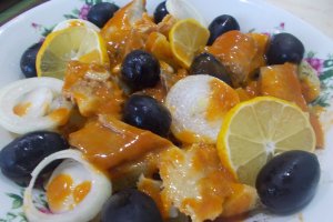 Salata de cartofi, cu file de macrou in sos tomat