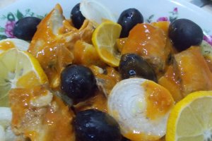 Salata de cartofi, cu file de macrou in sos tomat