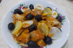 Salata de cartofi, cu file de macrou in sos tomat