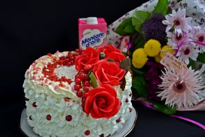 Tort Red Velvet, cu crema de branza si lamaie