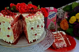 Tort Red Velvet, cu crema de branza si lamaie