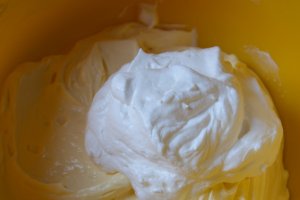 Tort Red Velvet, cu crema de branza si lamaie