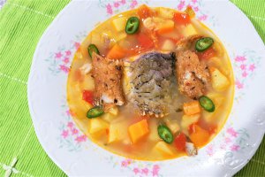 Ciorba de cartofi cu afumatura si peste