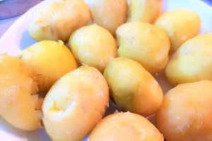 Cartofi cu usturoi, rozmarin si patrunjel - la cuptor