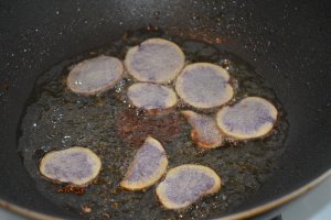 Gnocchi din cartofi mov, cu ghebe sotate si cipsuri