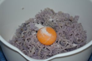Gnocchi din cartofi mov, cu ghebe sotate si cipsuri
