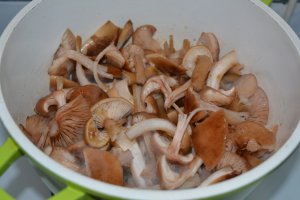 Gnocchi din cartofi mov, cu ghebe sotate si cipsuri