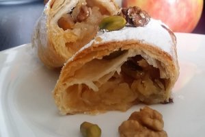 Desert strudel cu mere, nuci si fistic