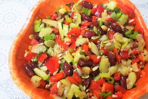 Salata de ton cu apio, fasole rosie si seminte