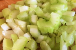 Salata de ton cu apio, fasole rosie si seminte