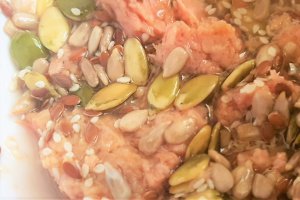Salata de ton cu apio, fasole rosie si seminte