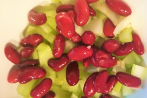 Salata de ton cu apio, fasole rosie si seminte