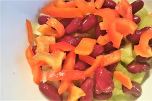 Salata de ton cu apio, fasole rosie si seminte