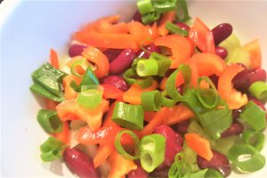 Salata de ton cu apio, fasole rosie si seminte