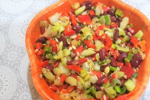 Salata de ton cu apio, fasole rosie si seminte