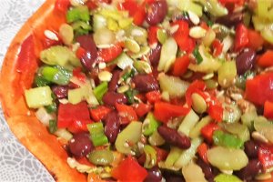 Salata de ton cu apio, fasole rosie si seminte