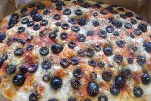 Foccacia cu masline si oregano