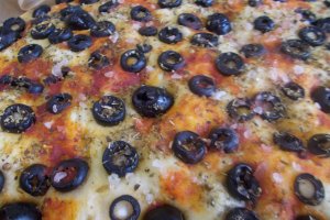 Foccacia cu masline si oregano