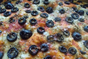 Foccacia cu masline si oregano