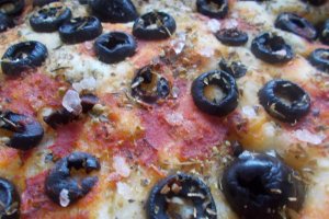 Foccacia cu masline si oregano