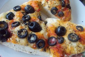 Foccacia cu masline si oregano