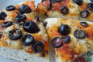 Foccacia cu masline si oregano