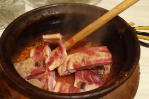 Iahnie de fasole cu scarita afumata, la oala de lut