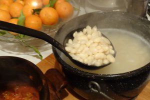 Iahnie de fasole cu scarita afumata, la oala de lut