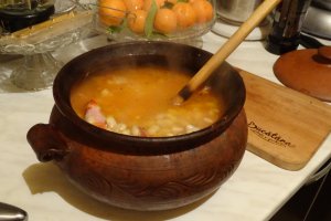 Iahnie de fasole cu scarita afumata, la oala de lut