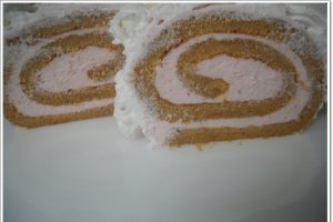 Rulada cu crema de capsuni