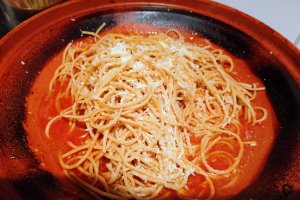 Spaghete in sos de pui la tava