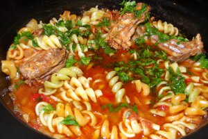 Carne de iepure cu legume si paste tricolore la slow cooker Crock-Pot