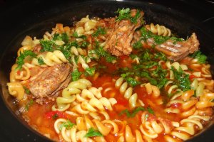 Carne de iepure cu legume si paste tricolore la slow cooker Crock-Pot