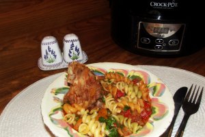 Carne de iepure cu legume si paste tricolore la slow cooker Crock-Pot