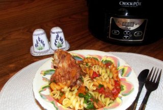 Carne de iepure cu legume si paste tricolore la slow cooker Crock-Pot
