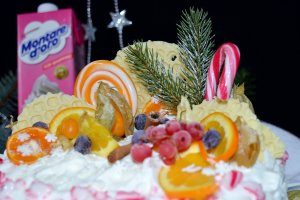 Tort cu mousse de nuci, portocale si fructe de padure