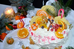 Tort cu mousse de nuci, portocale si fructe de padure
