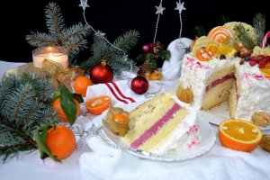 Tort cu mousse de nuci, portocale si fructe de padure