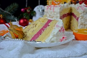 Tort cu mousse de nuci, portocale si fructe de padure
