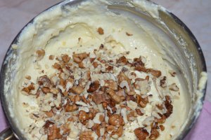 Tort cu mousse de nuci, portocale si fructe de padure