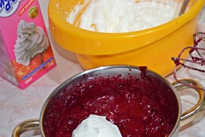 Tort cu mousse de nuci, portocale si fructe de padure