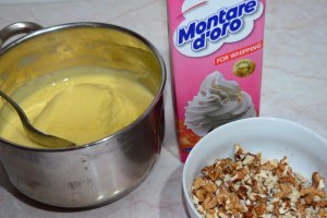 Tort cu mousse de nuci, portocale si fructe de padure
