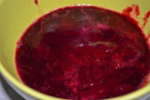 Tort cu mousse de nuci, portocale si fructe de padure