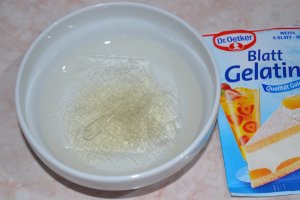 Tort cu mousse de nuci, portocale si fructe de padure